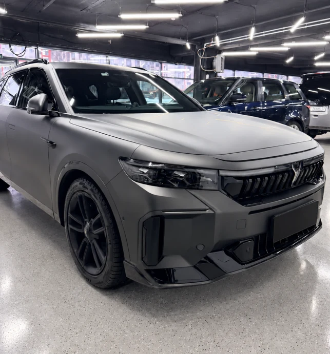 Автомобиль в цветной пленке, другой ракурс