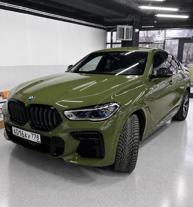 Автомобиль в глянцевой пленке, другой ракурс