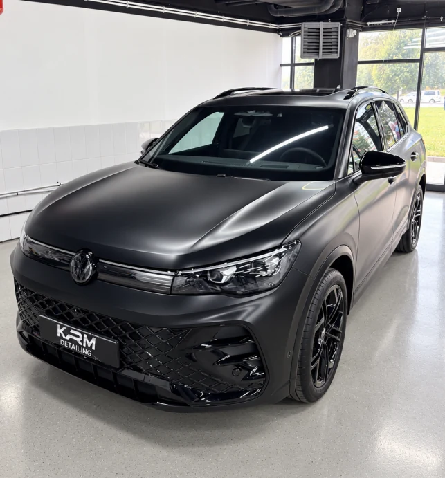 Автомобиль в матовой пленке, другой ракурс